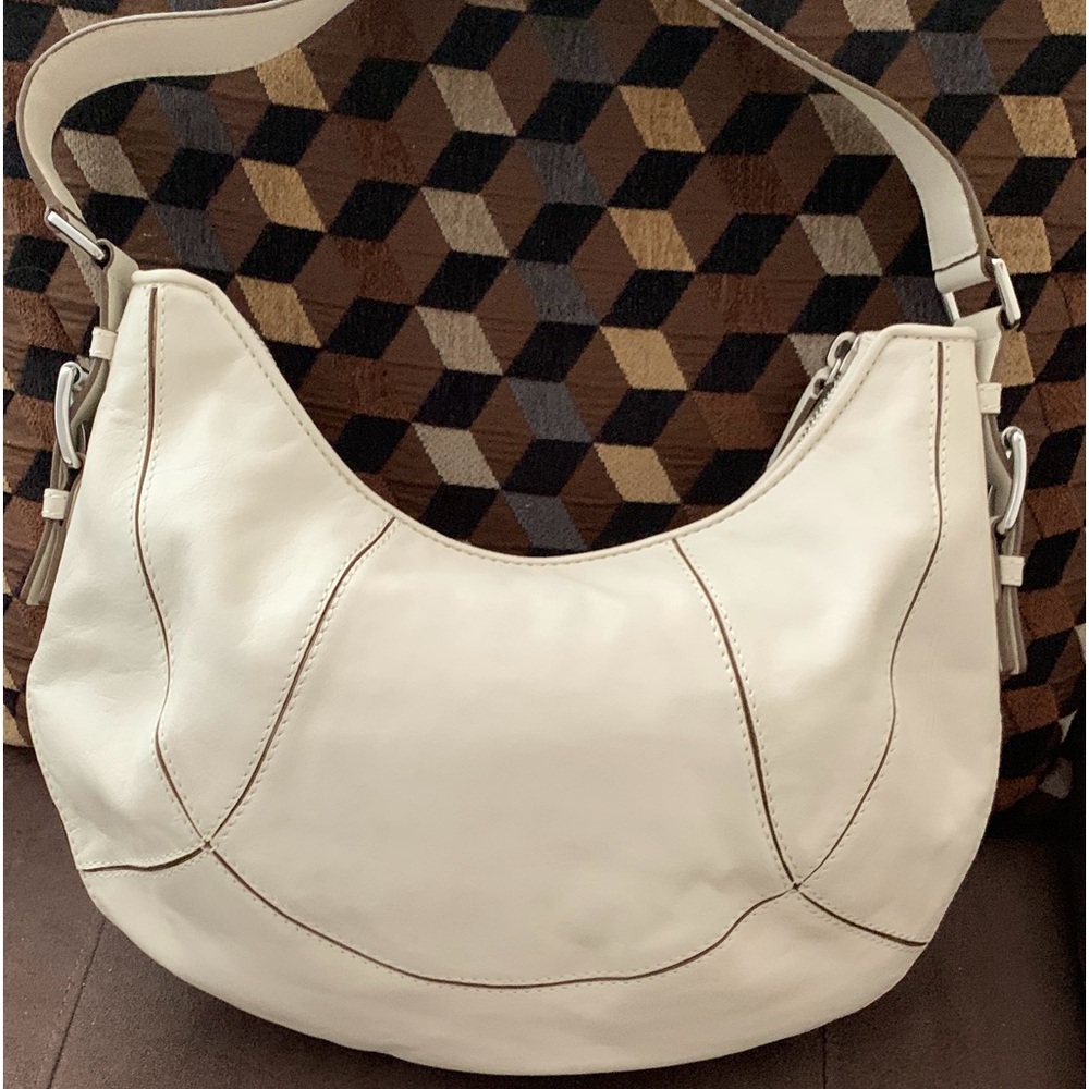 MICHAEL KORS LEATHER SHOULDER BAG. THE BAG IS OFF-WHITE SOFT GRAIN LEATHER.